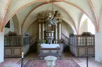 Altarraum mit Patronatslogen links und rechts sowieTaufengel, Taufbecken und sp�tgotische Gew�lbemalereien in der ev. St. Johanneskirche in Zirkow (R�gen, Mai 2011)