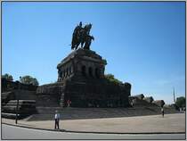 Beim Deutschen Eck, einer Landzunge an der Mündung der Mosel in den Rhein bei Koblenz befindet sich dieses Reiterstandbild von Kaiser Wilhelm I. Es wurde ursprünglich 1897 eingeweiht, am Ende des 2. Weltkriegs zerstört und Anfang der 90er Jahre des letzten Jahrhunderts neu erreichtet. Dazwischen hatte der leere Sockel als Mahnmal der deutschen Einheit gedient. Die Aufnahme stammt vom 01.08.2007. 