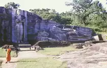 Gal Vihara in Polunnaruwa. Ein Tempel mit einem gro�en liegenden Buddha. Daneben ein stehender Buddha. Aufnahme: Januar 1989 (Bild vom Dia).
