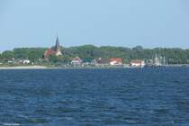 Anfahrt mit der Fhre auf Schaprode im Nordwesten von Rgen nach Rckkehr von der Insel Hiddensee (Mai 2011)