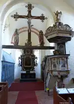 Altarraum mit Triumpfkreuz sowie links Patronatsloge und rechts die Kanzel aus der Backsteinkirche St. Johannes in Schaprode im Nordwesten von R�gen (Mai 2011)