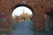 Unter Denkmalschutz steht dieses Tor vom ehemaligen Klostergelnde vom Doberaner Mnster in Richtung Innenstadt; links das Schild weist auf die Europische Route der Backsteingotik hin (Bad Doberan, Landkreis Rostock, November 2011)