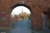 Unter Denkmalschutz steht dieses Tor vom ehemaligen Klostergel�nde vom Doberaner M�nster in Richtung Innenstadt; links das Schild weist auf die Europ�ische Route der Backsteingotik hin (Bad Doberan, Landkreis Rostock, November 2011)