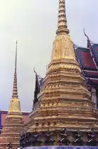 Goldene chedies in Wat Phra Kaeo in Bangkok. Ein Chedi ist Teil einer buddhistischen Tempelanlage in Thailand. Er entspricht dem Stupa in der Sakralarchitektur anderer buddhistischer L�nder. Aufnahme: Februar 1989 (Bild vom Dia).