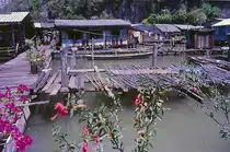 Fischerdorf im Ao Phang - nga National Park in Thailand. Aufnahme: Februar 1989 (Bild vom Dia).