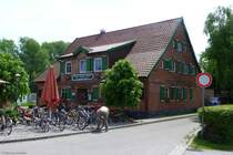 ltester Gasthof Rgens mit hauseigener Brauerei, so kndigt das Schild ber dem Eingang der Gaststtte an; an diesem Tag Ziel zahlreicher Radfahrer (Middelhagen in Mnchgut, Rgen / Mai 2011)