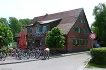 �ltester Gasthof R�gens mit hauseigener Brauerei, so k�ndigt das Schild �ber dem Eingang der Gastst�tte an; an diesem Tag Ziel zahlreicher Radfahrer (Middelhagen in M�nchgut, R�gen / Mai 2011)