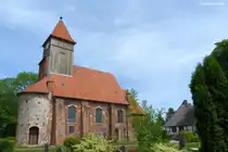 Friedhof und St.-Katharinen-Kirche und daneben das Schulmuseum in Middelhagen (M�nchgut, R�gen / Mai 2011)