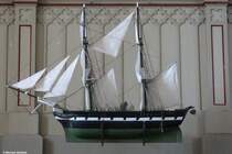 Das Votivschiff im Altarraum der St. Katherinenkirche in Middelhagen (Mnchgut, Rgen, Mai 2011)