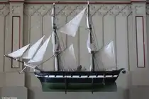 Das Votivschiff im Altarraum der St. Katherinenkirche in Middelhagen (M�nchgut, R�gen, Mai 2011)