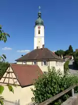Arberg, St. Blasius Kirche und Pfarrhaus, Kirche erbaut von 1709 bis 1710 durch 
Giovanni Battista Camessina, von 1936 bis 1937 erweitert durch Friedrich Ferdinand 
Haindl (04.06.2015)