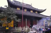 Der Lingyin-Tempel in Hangzhou in der chinesischen Zhejiang Provinz. Es ist eines der gr��ten und wohlhabendsten Kl�ster Chinas. Aufnahme: April 1989 (Bild vom Dia).