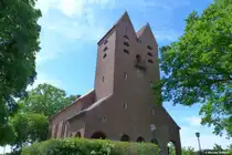 Die Dorfkirche zum Ort G�hren ist im Gegensatz zu vielen anderen Kirchengeb�uden auf R�gen erst aus dem 20. Jahrhundert; sie liegt auf einem H�gel oberhalb des Ortes und die beiden Kircht�rme sind daher auch von weiten gut zu erkennen (M�nchgut, R�gen, Mai 2011)