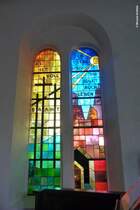 2 der 4 Buntglasscheiben im Altarraum der Dorfkirche Ghren (Mnchgut, Rgen, Mai 2011)