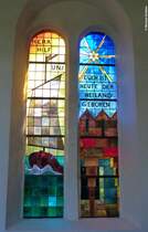 2 der 4 Buntglasscheiben im Altarraum der Dorfkirche Ghren (Mnchgut, Rgen, Mai 2011)