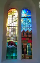2 der 4 Buntglasscheiben im Altarraum der Dorfkirche G�hren (M�nchgut, R�gen, Mai 2011)
