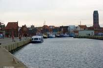Blick vom Alten Hafen Richtung Altstadt mit Turm der Marienkirche rechts, Hansestadt Wismar (Dezember 2011)
