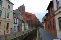 Von der Stra�e  M�hlengrube  geht der Blick auf die St. Nikolaikirche in Wismar (Dezember 2011)