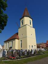 Bergen, Ev. St. Georg Kirche, Chorturmkirche, Turm mittelalterlich, Langhaus erbaut 1773 (04.06.2015)