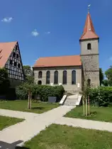 F�nfbronn, Ev. St. Michael Kirche, Sandsteinquaderbau mit Satteldach und Chorturm,
Langhaus erbaut von 1873 bis 1875 (04.06.2015)