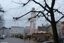 Auf dem Platz gegenber dem Heilig-Geist-Hospital findet einer der bekanntesten Weihnachtsmrkte Norddeutschlands statt (Hansestadt Lbeck, Dezember 2011)