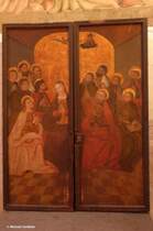 Im Heiligen-Geist-Hospital am Koberg gibt es eine dreischiffige Hallenkirche, in der Adventszeit findet jedes Jahr ein Kunsthandwerker-/Weihnachtsmarkt statt. Daher werden die beiden Altarbilder in dieser Zeit zugeklappt (Hansestadt Lbeck, Dezember 2011)