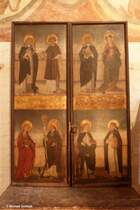 Im Heiligen-Geist-Hospital am Koberg gibt es eine dreischiffige Hallenkirche, in der Adventszeit findet jedes Jahr ein Kunsthandwerker-/Weihnachtsmarkt statt. Daher werden die beiden Altarbilder in dieser Zeit zugeklappt (Hansestadt Lbeck, Dezember 2011)