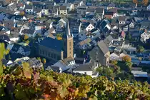 Dernau im Ahrtal mit der St. Johannes-Apostel-Kirche - 27.10.2015