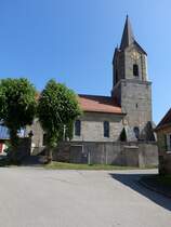 Walting, Kath. St. Johann Evangelist, Chorturmkirche, Langhaus erbaut 1723, Verlngerung des Langhaus von 1923 bis 1924, mittelalterlicher ummauerter Friedhof (04.06.2015)