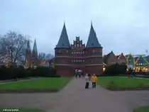 Das vorweihnachtlich illuminierte Holstentor und Altstadt-Silhouette von L�beck (Dezember 2011)