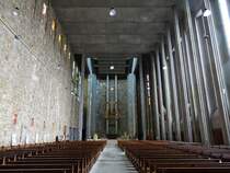 Brest, Innenraum der St. Louis Kirche, Altar von Philippe Kaeppelin, Buntglasfenster von Maurice Rocher und Paul Bony (15.07.2015)