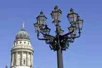 Turm des Franz�sischen Doms und alte Stra�enbelichtung in Berlin. Aufnahme: April 2007.