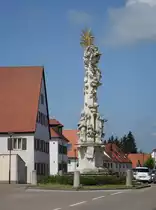 Wallerstein, Pests�ule an der Hauptstra�e, erbaut 1725 von Johann Georg Bschorer (07.06.2015)