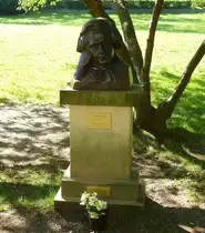 Baden-Baden, Denkmal f�r den Komponisten Hector Berlioz (1803-69), vom Bildhauer Bernhard Horn, steht im Park an der Lichtentaler Allee, Sept.2015