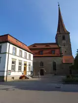 Immeldorf, gotische Ev. St. Georg Kirche, Chorturmkirche, erbaut im 13. Jahrhundert, Langhaus von 1747, Pfarrhaus von 1724 (02.08.2015)