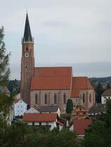 Geisenhausen, kath. St. Martin Kirche, sptgotische Hallenkirche, erbaut ab 1477, 
Turmobergeschosse 1547, von 1852 bis 1870 neugotischer Umbau (15.08.2015)