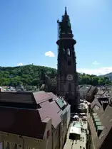 Freiburg, Blick von der Dachterrasse eines Restaurants zum M�nster, dahinter der Schlo�berg, Mai 2015