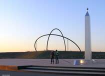 Horizontobservatorium und Sonnenuhr mit Obelisk auf der Halde Hoheward (zwischen Herten und Recklinghausen, NRW, Mrz 2011)