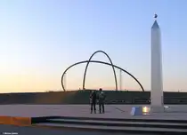 Horizontobservatorium und Sonnenuhr mit Obelisk auf der Halde Hoheward (zwischen Herten und Recklinghausen, NRW, M�rz 2011)