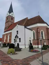 Pauluszell, Pfarrkirche Pauli Bekehrung, sp�tgotische Wandpfeilerkirche, erbaut im 15. Jahrhundert, backsteinsichtiger Saalbau mit eingezogenem Chor und Westturm (15.08.2015)