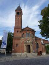 Eichsttt, Ev. Erlserkirche am Leonrodplatz, erbaut von 1886 bis 1887 durch August Thiersch, viergeschossige Glockenturm in Art eines Campanile (23.08.2015)