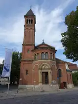 Eichst�tt, Ev. Erl�serkirche am Leonrodplatz, erbaut von 1886 bis 1887 durch August Thiersch, viergeschossige Glockenturm in Art eines Campanile (23.08.2015)