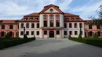Eichst�tt, ehem. F�rstbisch�fliche Sommerresidenz mit Hofgarten, erbaut von 1735 bis 1737 durch Gabriel de Gabrieli (23.08.2015)