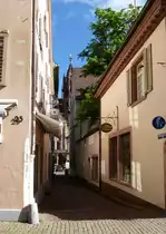 Freiburg, Blick in die Buttergasse in der Altstadt, sie verbindet die Schusterstra�e mit dem M�nsterplatz, Mai 2015