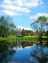DATTENFELD an der Sieg,beschauliches Kleinstdtchen im Kreis Siegburg,
hier am 27.9.2014 vom Ruderboot auf der Sieg aus fotografiert
mit den Trmen des  Siegtaldoms  im Hintergrund...