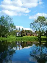 DATTENFELD an der Sieg,beschauliches Kleinst�dtchen im Kreis Siegburg,
hier am 27.9.2014 vom Ruderboot auf der Sieg aus fotografiert
mit den T�rmen des  Siegtaldoms  im Hintergrund...