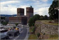 Oslo. Das Rathaus von der Akershus Festung. Scan eines Dias vom Juni 1994.