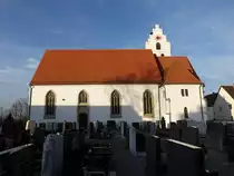Engelbrechtsm�nster, Pfarrkirche Hl. Kreuz, verputzter Backsteinbau mit Satteldach, 
dreischiffiges Langhaus mit flacher Holzdecke und Chor mit Netzgew�lbe, Chor und Turm erbaut im 15. Jahrhundert, Langhaus erbaut 1910 von Heinrich Hauberrisser (25.12.2015)