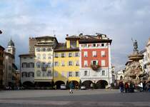 Trient, Blick ber den Domplatz, rechts der Neptunbrunnen, Okt.2004