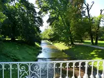 Baden-Baden, viele Br�cken �ber die Oos verbinden die Parkanlagen auf beiden Seiten entlang der Lichtentaler Allee, Sept.2015